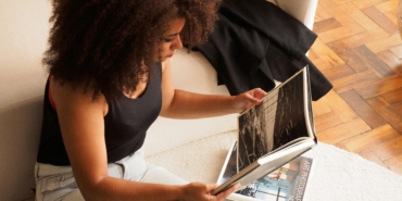 Bakan Ersoy, Çalınan İki İznik Çinisinin Türkiye'ye İade Edildiğini Açıkladı